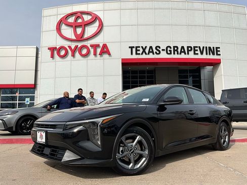 Used 2025 Kia K4 LXS image 2