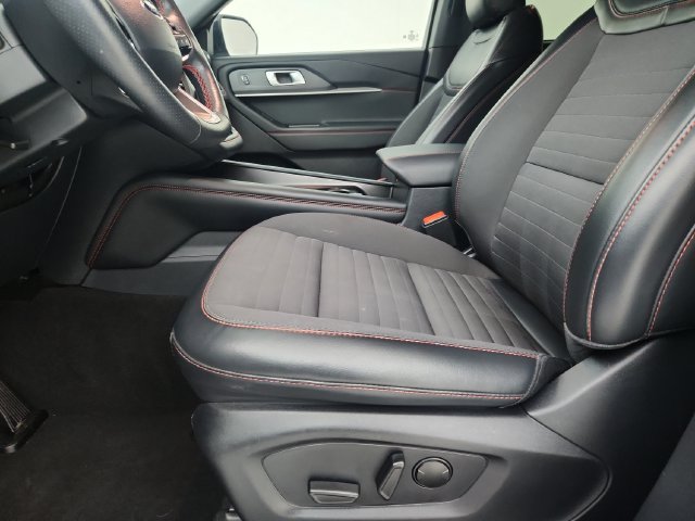 Used 2025 Ford Explorer ST-Line w/ ST-Line Street Pack AWD/4WD image 53