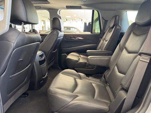 Used 2020 Cadillac Escalade Luxury w/ Escalade Sport Edition image 17
