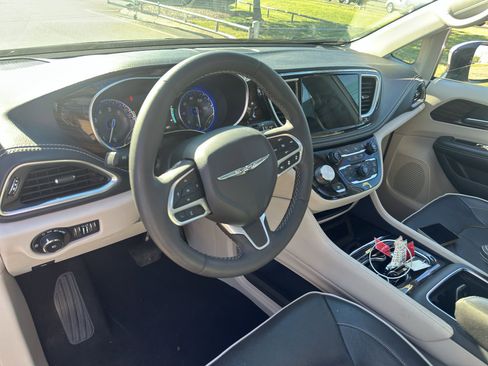 Used 2023 Chrysler Pacifica Limited FWD image 17
