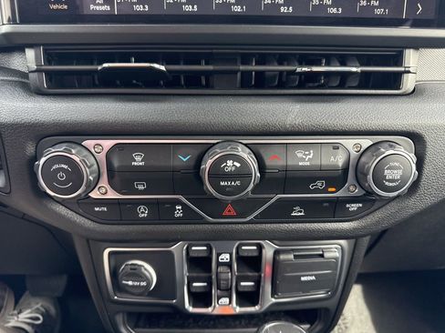 Used 2025 Jeep Wrangler Sport S image 17