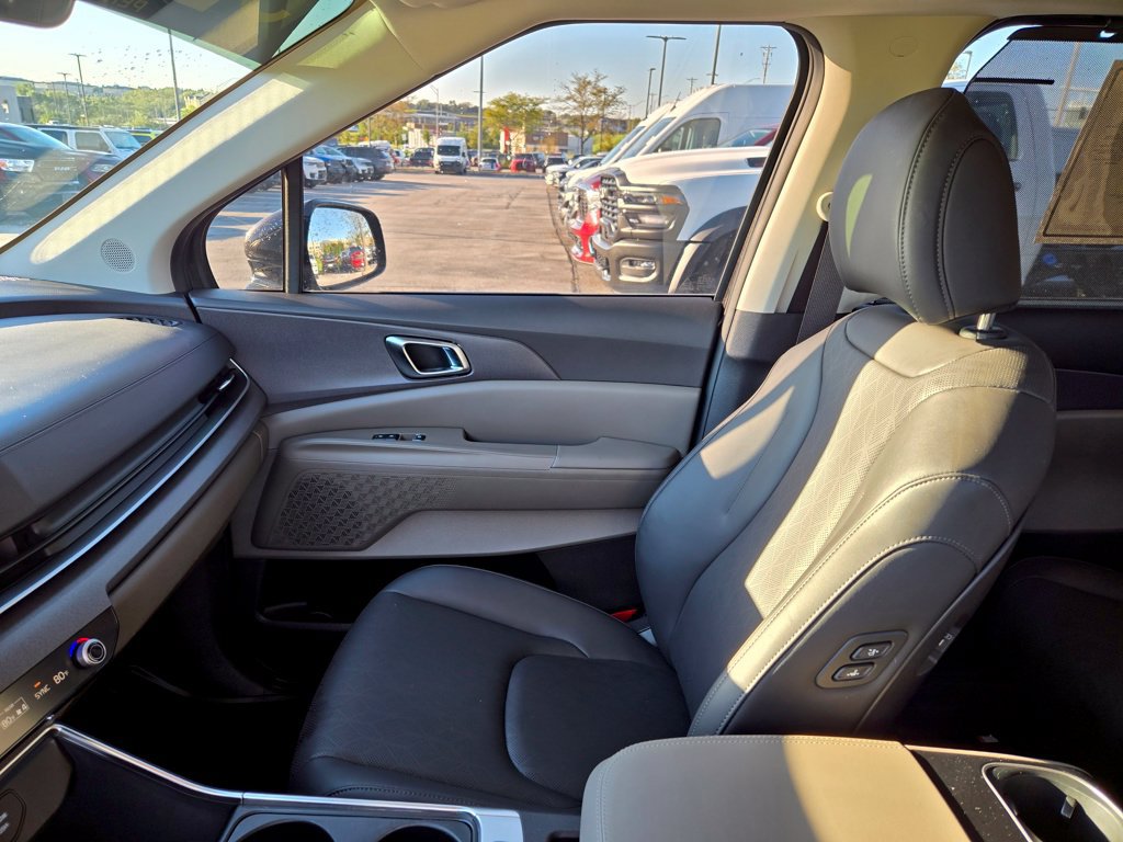 Used 2026 Kia Carnival EX FWD image 25