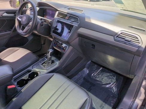 Used 2022 Volkswagen Tiguan SE w/ Panoramic Sunroof Package FWD image 31