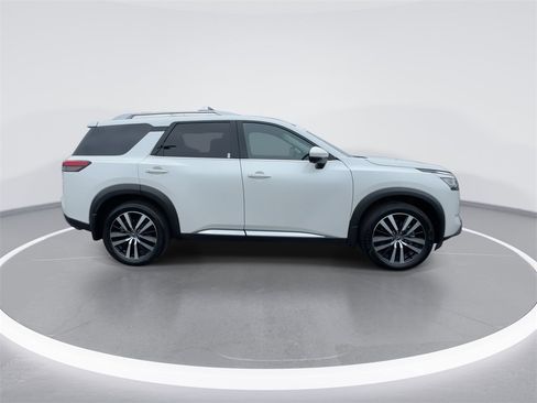 Used 2023 Nissan Pathfinder Platinum image 9