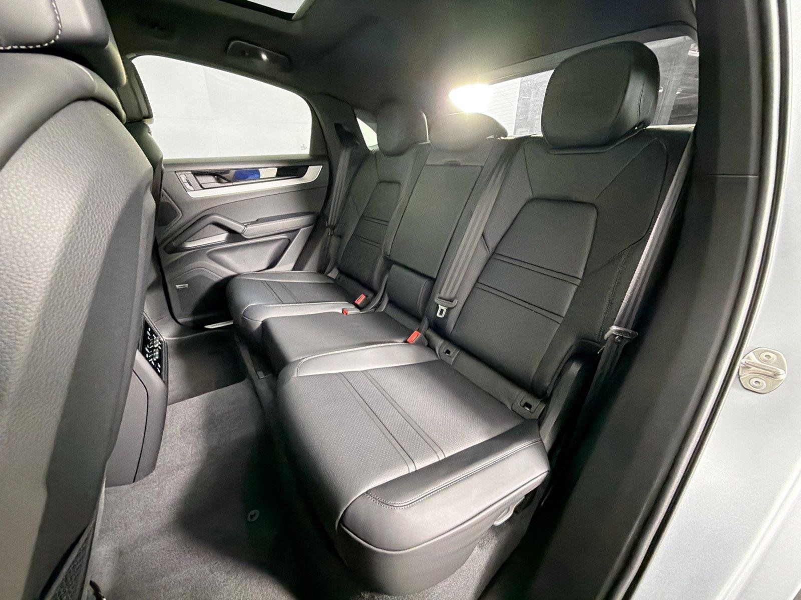 Certified 2025 Porsche Cayenne Coupe AWD/4WD image 26