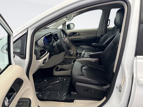 Used 2023 Chrysler Pacifica Touring-L FWD image 10
