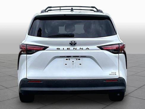 Used 2022 Toyota Sienna XLE w/ XLE Plus Package FWD image 4