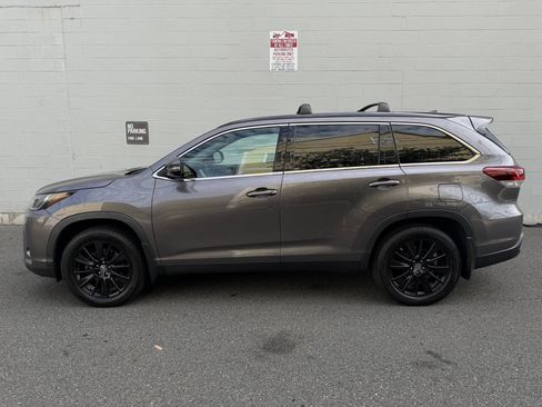 Used 2019 Toyota Highlander SE AWD/4WD image 3