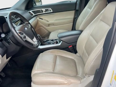 Used 2014 Ford Explorer XLT w/ Equipment Group 202A AWD/4WD image 9