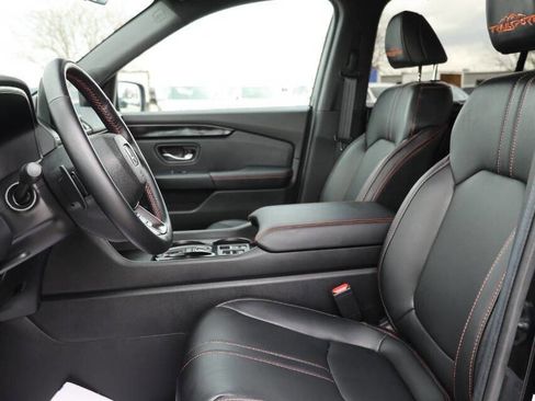 Used 2025 Honda Pilot TrailSport image 13