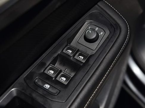 Certified 2025 Volkswagen Atlas Cross Sport SE FWD image 8
