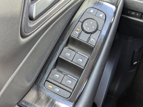 Used 2025 Nissan Rogue S image 27