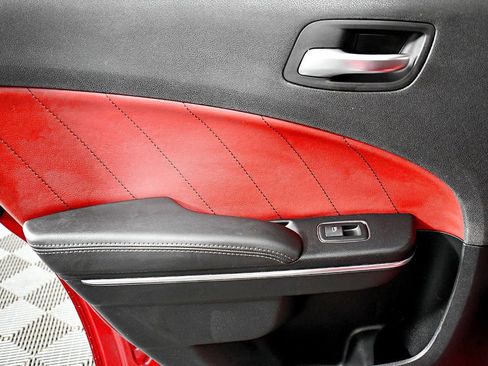 Used 2018 Dodge Charger SXT image 33