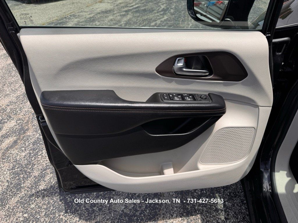 Used 2019 Chrysler Pacifica Touring-L FWD image 19