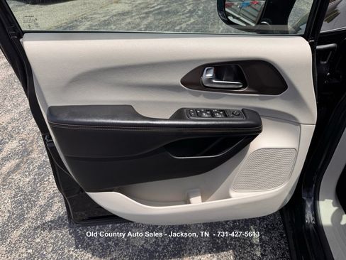 Used 2019 Chrysler Pacifica Touring-L FWD image 19