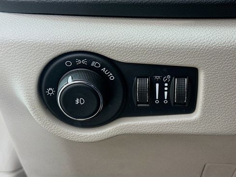 Used 2022 Chrysler Pacifica Touring-L w/ Uconnect Theater Family Group image 17