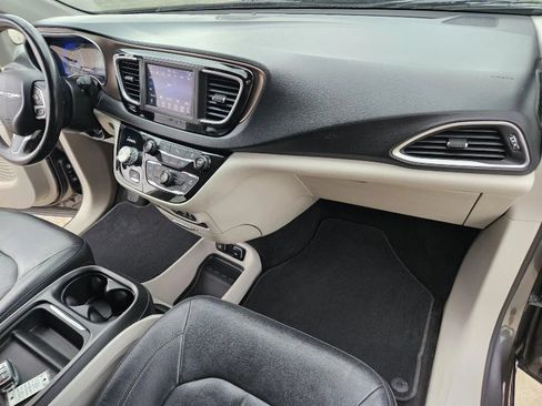 Used 2019 Chrysler Pacifica Touring-L FWD image 17