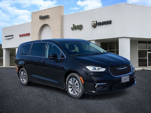 Certified 2023 Chrysler Pacifica Touring-L image 1