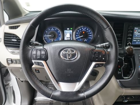 Used 2019 Toyota Sienna XLE w/ XLE Navigation Package FWD image 20