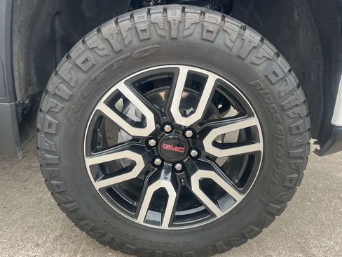 Used 2024 GMC Sierra 1500 AT4 w/ Technology Package AWD/4WD image 15