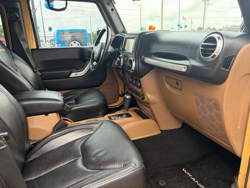 Used 2014 Jeep Wrangler Unlimited Sahara w/ Connectivity Group AWD/4WD image 13