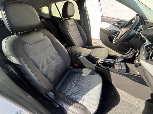 Used 2025 Chevrolet Trax LT image 36