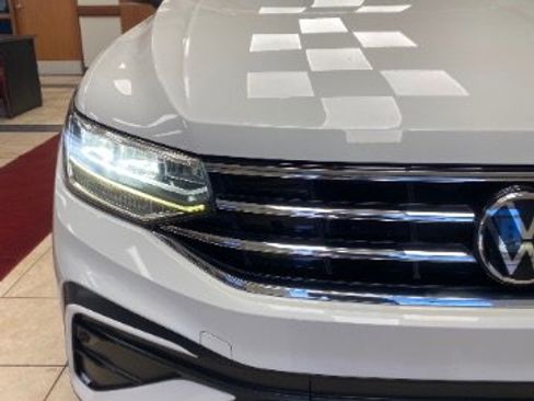 Used 2023 Volkswagen Tiguan SE w/ Panoramic Sunroof Package image 10
