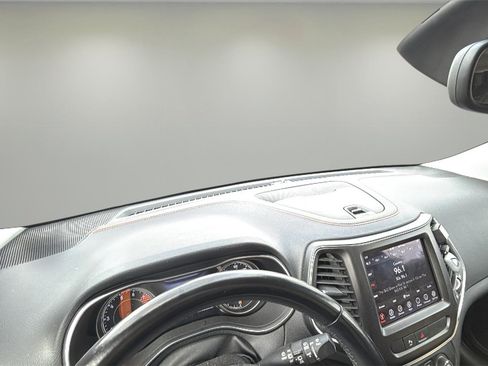 Used 2020 Jeep Cherokee Trailhawk image 6