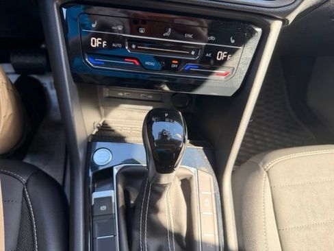 Certified 2025 Volkswagen Taos SE FWD image 26