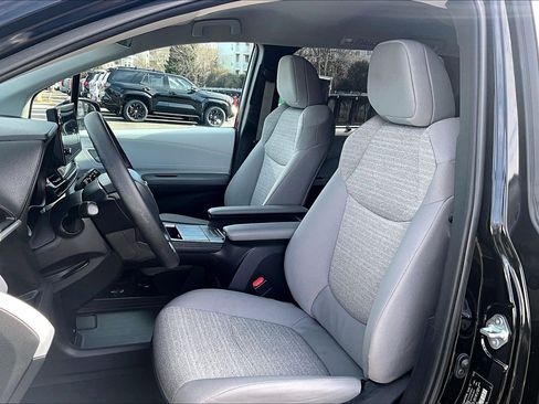 Used 2025 Toyota Sienna LE image 23