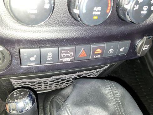 Used 2016 Jeep Wrangler Sahara image 16