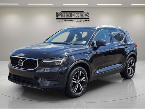 Used 2023 Volvo XC40 B5 Core image 1