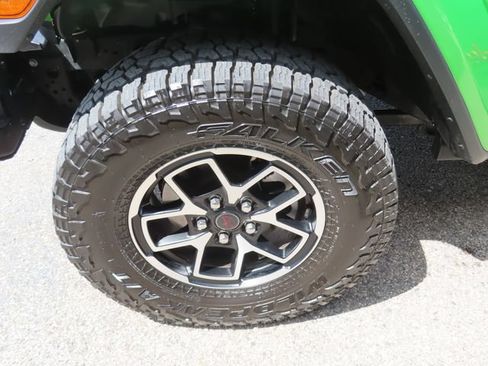 Used 2025 Jeep Gladiator Rubicon AWD/4WD image 19