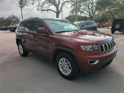 Used 2020 Jeep Grand Cherokee Laredo image 2