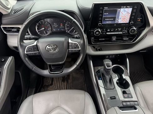 Used 2022 Toyota Highlander Limited FWD image 13