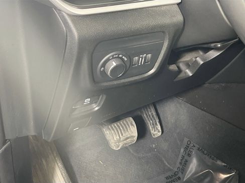 Used 2023 Jeep Grand Cherokee Laredo AWD/4WD image 10