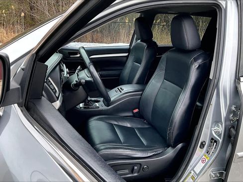 Used 2016 Toyota Highlander XLE image 9