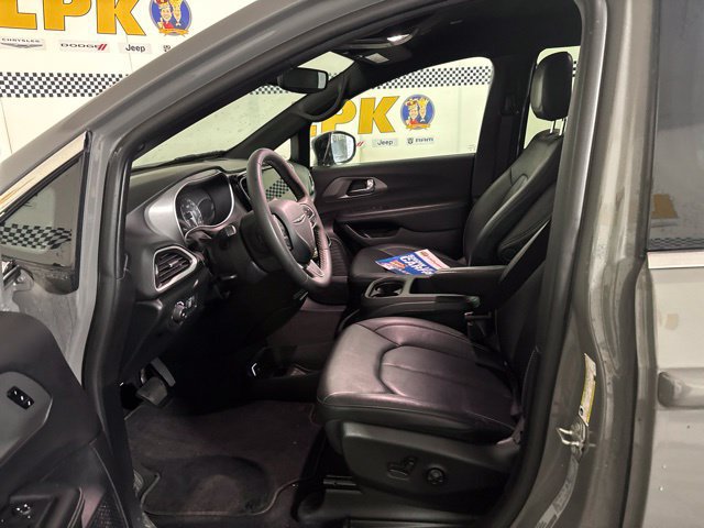 Used 2025 Chrysler Pacifica Select FWD image 10