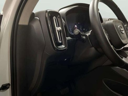 Used 2025 Volvo XC40 B5 Plus image 33