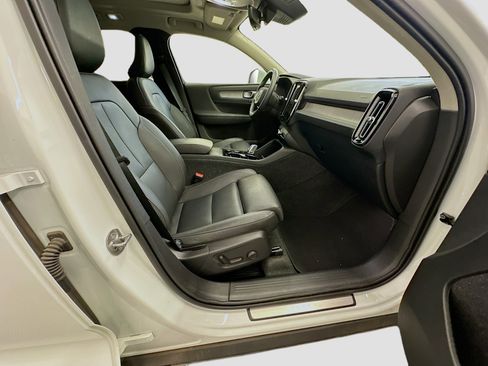 Used 2025 Volvo XC40 B5 Plus image 32