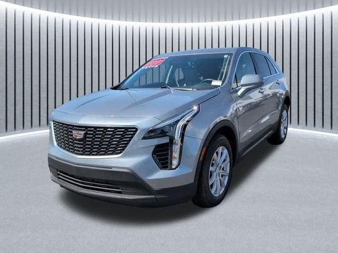 Used 2023 Cadillac XT4 Luxury w/ Cold Weather Package AWD/4WD image 13