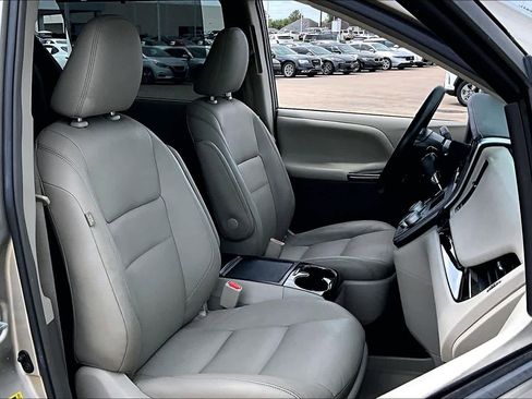 Used 2016 Toyota Sienna XLE w/ XLE Navigation Package FWD image 9
