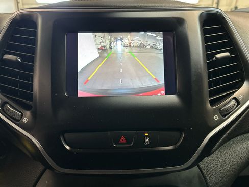 Used 2021 Jeep Cherokee Latitude FWD image 5