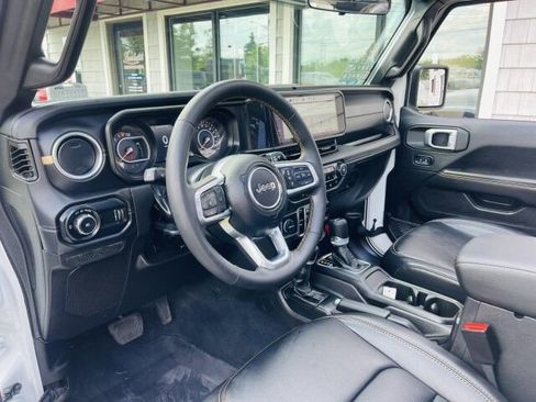 Used 2024 Jeep Wrangler Unlimited Sahara AWD/4WD image 8