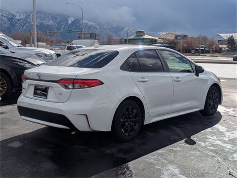 Used 2022 Toyota Corolla LE image 3