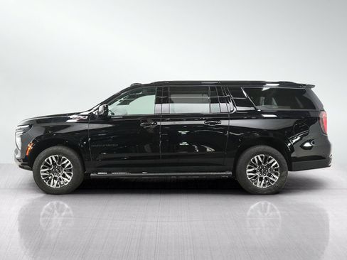 Used 2025 Chevrolet Suburban Z71 AWD/4WD image 2