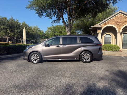 Used 2021 Toyota Sienna XLE FWD image 1
