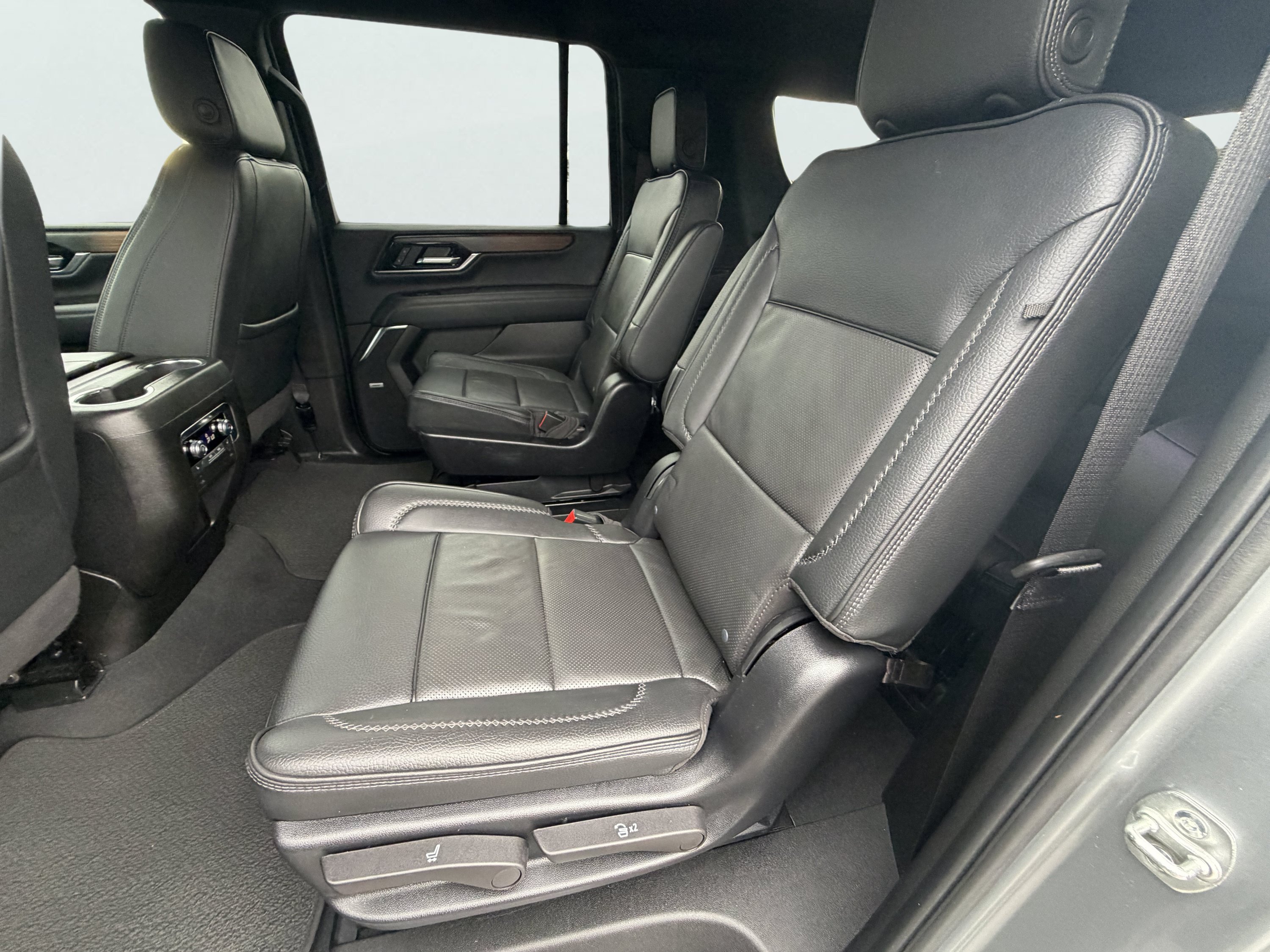 Used 2025 GMC Yukon XL Denali AWD/4WD image 13