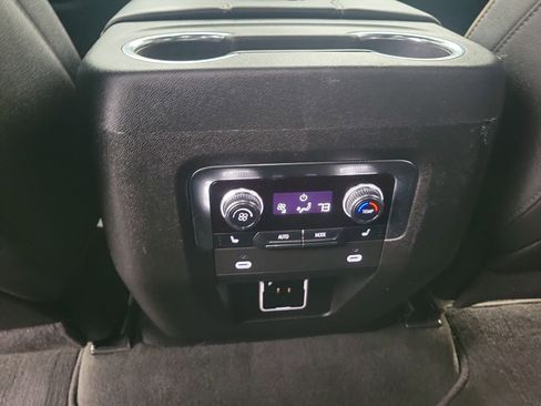 Used 2024 GMC Yukon XL SLT w/ SLT Luxury Package image 11