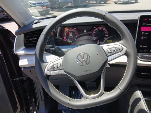 Used 2025 Volkswagen Tiguan SE image 15